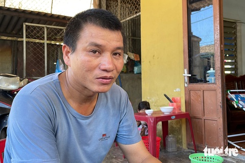 Đang quét sân, chạy vội ra kịp cứu bé gái chìm dưới sông- Ảnh 3. Bố cháu bé gửi lời cảm ơn đến ân nhân cứu mạng con gái - Ảnh: HOÀNG TÁO