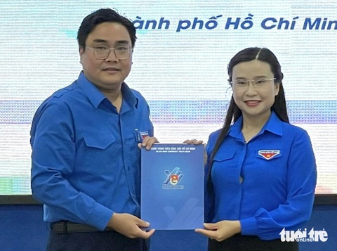 Lan tỏa năng lượng tích cực, cảm hứng phấn đấu cho người trẻ- Ảnh 1. Bí thư Trung ương Đoàn Nguyễn Phạm Duy Trang (phải) trao quyết định công nhận anh Ngô Minh Hải làm bí thư Thành Đoàn TP.HCM nhiệm kỳ 2022 - 2027 - Ảnh: K.ANH