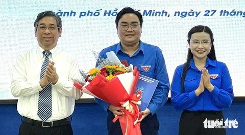 Lan tỏa năng lượng tích cực, cảm hứng phấn đấu cho người trẻ- Ảnh 2. Phó bí thư Thành ủy TP.HCM Nguyễn Phước Lộc (bìa trái) cùng Bí thư Trung ương Đoàn Nguyễn Phạm Duy Trang (bìa phải) trao quyết định, tặng hoa chúc mừng tân Bí thư Thành Đoàn TP.HCM Ngô Minh Hải - Ảnh: K.ANH