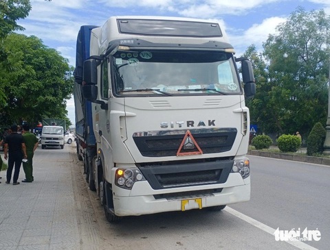 Phát hiện tài xế tử vong trong cabin xe đầu kéo đỗ bên đường- Ảnh 1. Tài xế tử vong trong cabin xe đầu kéo đỗ bên đường ở thị trấn Nghèn - Ảnh: LÊ MINH