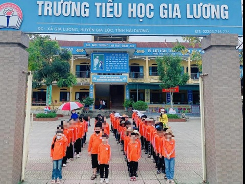 Hiệu trưởng nói gì việc học sinh lớp 1 'ngồi nhìn cả lớp ăn liên hoan' vì cha mẹ không đóng quỹ?- Ảnh 1. Học sinh Trường tiểu học Gia Lương (Hải Dương) tham gia một hoạt động trải nghiệm do nhà trường tổ chức - Ảnh: Nhà trường cung cấp