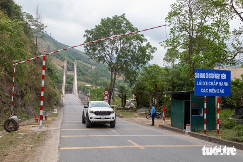 Quảng Trị xin xây cầu Đakrông vĩnh cửu để nhập 30 triệu tấn than từ Lào- Ảnh 1. Quảng Trị đề nghị Bộ Giao thông vận tải, Cục Đường bộ nghiên cứu xây dựng cầu bê tông cốt thép, thay thế cầu treo Đakrông đã hư hỏng - Ảnh: HOÀNG TÁO