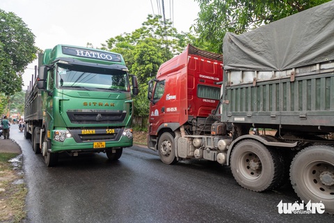 Quảng Trị xin xây cầu Đakrông vĩnh cửu để nhập 30 triệu tấn than từ Lào- Ảnh 2. Xe nhập khẩu than từ Lào về Quảng Trị gặp trở ngại khi cầu treo Đakrông giới hạn tải trọng, không đồng bộ với tải trọng đường Hồ Chí Minh nhánh tây - Ảnh: HOÀNG TÁO