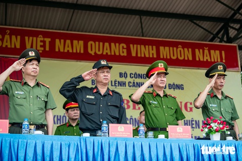 Hơn 1.000 chiến sĩ công an biểu diễn võ thuật, diễu binh trong lễ bế giảng khóa huấn luyện- Ảnh 2. Lãnh đạo các đơn vị tham dự lễ bế giảng khóa huấn luyện nghĩa vụ công an - Ảnh: NAM TRẦN
