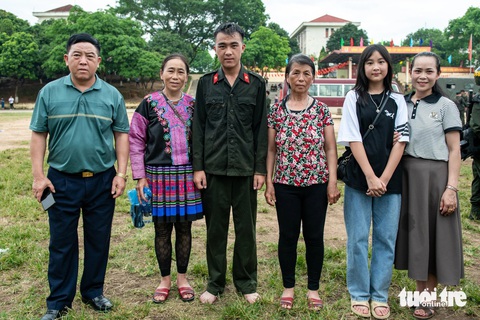 Hơn 1.000 chiến sĩ công an biểu diễn võ thuật, diễu binh trong lễ bế giảng khóa huấn luyện- Ảnh 3. Người thân của chiến sĩ Giàng A Mạnh Khang gặp gỡ, động viên sau khi anh hoàn thành buổi biểu diễn võ thuật, diễu binh - Ảnh: NAM TRẦN