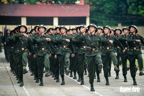 Hơn 1.000 chiến sĩ công an biểu diễn võ thuật, diễu binh trong lễ bế giảng khóa huấn luyện- Ảnh 10. Sau khi hoàn thành khóa huấn luyện, các chiến sĩ mới sẽ được phân về công an các tỉnh để nhận nhiệm vụ - Ảnh: NAM TRẦN