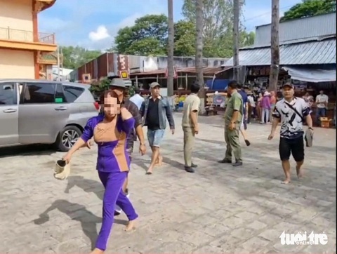 Giật dây chuyền giữa ban ngày ngay trước lễ Vía Bà Chúa Xứ- Ảnh 1. Nữ du khách (áo tím) hớt hải truy đuổi nhóm giật đồ tại lễ Vía Bà Chúa Xứ Bàu Mướp - Ảnh: TÂM TRẦN