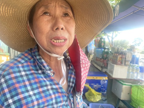 Quảng cáo web cờ bạc tràn lan trên phố Đà Nẵng: Cán bộ phòng văn hóa ở đâu?- Ảnh 1. Bà Nguyễn Thị Kim Sơn hốt hoảng khi biết logo trên bảng hiệu to đùng trước quán nước của mình là web đánh bạc - Ảnh: ĐOÀN NHẠN