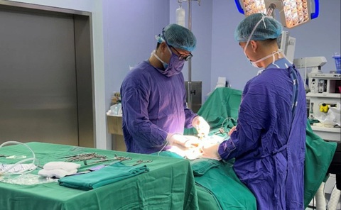 Sưng đau 'cậu nhỏ', cẩn thận lao mào tinh hoàn phá hệ sinh sản- Ảnh 1. Phẫu thuật cho bệnh nhân lao mào tinh hoàn - Ảnh: BVCC