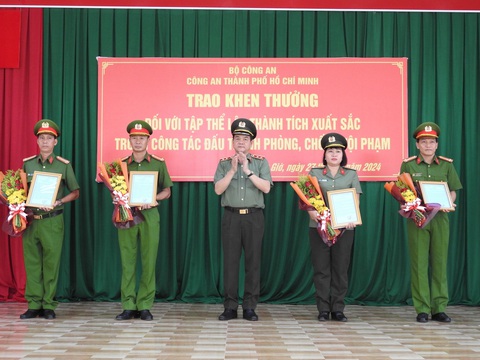 4 đơn vị công an phá nhanh vụ giết người giấu xác trong vali được khen thưởng- Ảnh 1. Trung tướng Lê Hồng Nam, giám đốc Công an TP.HCM, trao khen thưởng cho các đơn vị - Ảnh: Công an TP.HCM