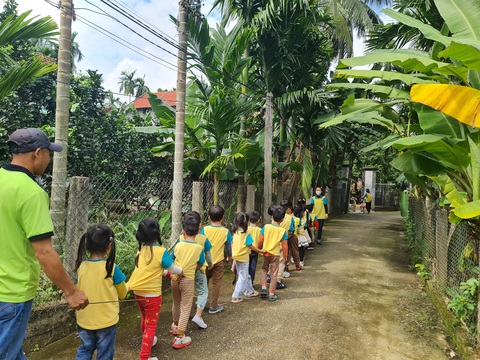Mỗi lần bàn bạc, đóng quỹ, sợ nhất 'phụ huynh cá biệt'- Ảnh 3. Nhóm học sinh được giáo viên đưa đi dã ngoại - Ảnh: TRẦN MAI (ảnh minh họa)