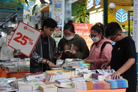 Các độc giả đến với Hội sách thiếu nhi TP.HCM lần 4 - năm 2023 - Ảnh: VÕ MẠNH HẢO Các độc giả đến với Hội sách thiếu nhi TP.HCM lần 4 - năm 2023 - Ảnh: VÕ MẠNH HẢO