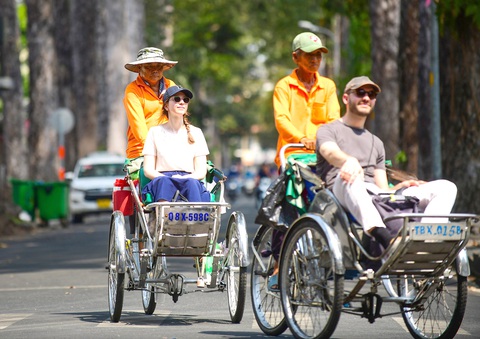 Khách du lịch tham quan TP.HCM bằng xích lô - Ảnh: QUANG ĐỊNH Khách du lịch tham quan TP.HCM bằng xích lô - Ảnh: QUANG ĐỊNH