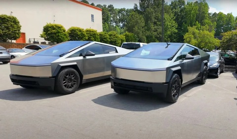 Tesla Cybertruck hỏng hóc quá nhiều, hãng phải đổi xe mới sau 3 tháng- Ảnh 8. Chiếc Tesla cũ (bên trái) và chiếc được hãng đổi sau 2 tuần bị kiến nghị (phải) - Ảnh: AutoEvolution