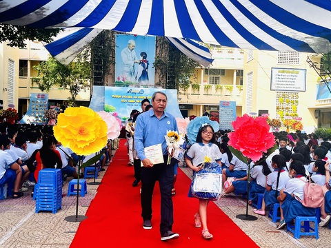 Phụ huynh 'lâng lâng' lên lãnh thưởng cùng con, cùng đi thảm đỏ- Ảnh 1. Học sinh và phụ huynh đi trên thảm đỏ sau khi nhận thưởng trên sân khấu - Ảnh: MỸ DUNG