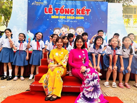 Phụ huynh 'lâng lâng' lên lãnh thưởng cùng con, cùng đi thảm đỏ- Ảnh 3. Cô trò chụp ảnh kỷ niệm tại lễ tổng kết năm học 2023-2024 - Ảnh: MỸ DUNG