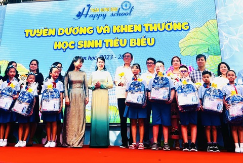 Phụ huynh 'lâng lâng' lên lãnh thưởng cùng con, cùng đi thảm đỏ- Ảnh 2. Cha mẹ cùng các con lên nhận phần thưởng, thư khen và hoa từ nhà trường - Ảnh: MỸ DUNG