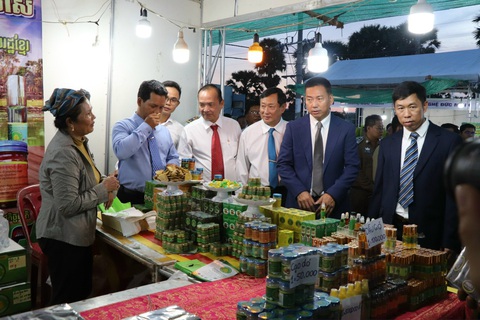 Hội chợ quốc tế Tịnh Biên kết nối giao thương hàng hóa ba nước- Ảnh 1. Hội chợ thương mại quốc tế Tịnh Biên giúp 120 doanh nghiệp 3 nước liên kết, mở rộng giao thương - Ảnh: CHÍ HẠNH