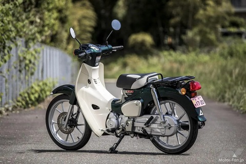 Đắt hơn 50 triệu đồng, Honda Super Cub 110 nhập Nhật hơn gì bản Thái?- Ảnh 17. Bản Nhật (ảnh) chống chân có chống trượt, tiếng bật ra cũng êm hơn so với bản Thái - Ảnh: Moto-Fan JP
