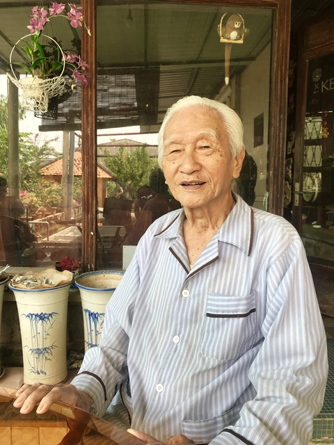Vĩnh biệt Dương lão gia, chủ ngôi nhà cổ Bình Thủy danh tiếng Nam Kỳ- Ảnh 1. Dương Minh Hiển là cháu nội của ông Dương Chấn Kỷ - Ảnh: HỒNG HẠNH