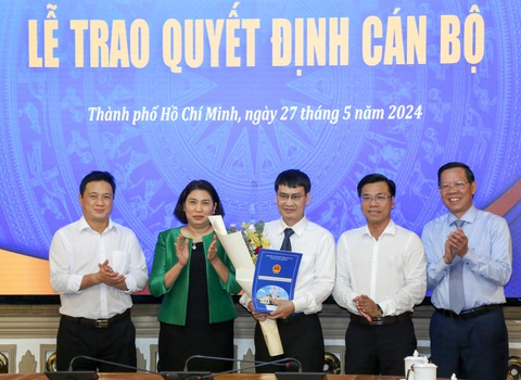 TP.HCM: Chánh Thanh tra nghỉ hưu, Sở Kế hoạch và Đầu tư có phó giám đốc mới- Ảnh 2. Chủ tịch UBND TP.HCM Phan Văn Mãi và ban giám đốc Sở Kế hoạch và Đầu tư TP.HCM chúc mừng ông Quách Ngọc Tuấn - Ảnh: THẢO LÊ