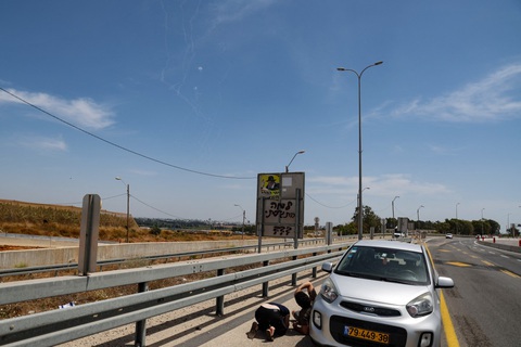 Tin tức thế giới 27-5: Dân Israel nằm đường tránh rocket; Số thiệt mạng ở siêu thị Ukraine lên 16- Ảnh 1. Người dân Israel nằm xuống đất nấp khi tên lửa từ hệ thống phòng không Vòm sắt (Iron Dome) của Israel đánh chặn các rocket phóng từ Dải Gaza, gần thành phố Herzliya của Israel ngày 26-5 - Ảnh: AFP