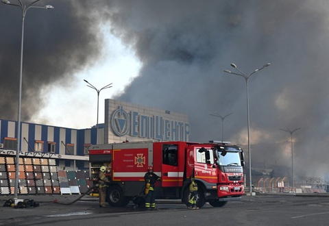 Tổng thống Zelensky nói Nga lập nhóm quân khác gần phía bắc Ukraine- Ảnh 1. Lính cứu hỏa Ukraine nỗ lực dập tắt đám cháy tại một siêu thị sau cuộc tấn công của Nga ở Kharkov, Ukraine hôm 25-5 - Ảnh: AFP