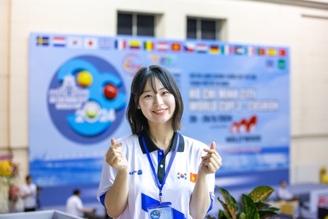 Nữ bình luận viên xinh đẹp Hàn Quốc mặc áo dài tại World Cup billiards TP.HCM- Ảnh 3. Kim Bo-Gan luôn xuất hiện với vẻ bề ngoài xinh xắn tại World Cup billiards carom 3 băng TP.HCM - Ảnh: FBNV