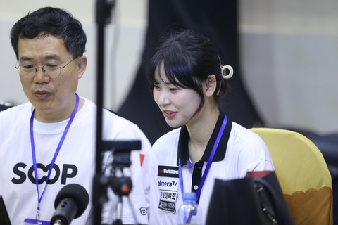 Nữ bình luận viên xinh đẹp Hàn Quốc mặc áo dài tại World Cup billiards TP.HCM- Ảnh 4. Kim Bo-Gan tham gia bình luận trận chung kết hôm 26-5 vừa qua, khi Trần Đức Minh giành chức vô địch sau khi đánh bại Kim Jun Tae - Ảnh: ĐỨC KHUÊ