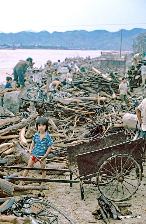 Vớt củi trên sông sau cơn mưa luôn là niềm vui của trẻ miền núi, dù đôi khi cũng hiểm nguy - Ảnh: Hans - Perter Grum Vớt củi trên sông sau cơn mưa luôn là niềm vui của trẻ miền núi, dù đôi khi cũng hiểm nguy - Ảnh: Hans - Perter Grum