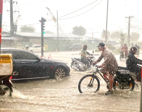 Chiều tối nay Thủ Đức, Bình Chánh, Cần Giờ có mưa dông, gió mạnh- Ảnh 1. Một số nơi ở Thủ Đức bị mưa gây ngập nhẹ vào chiều 27-5 - Ảnh: DUNG NHI