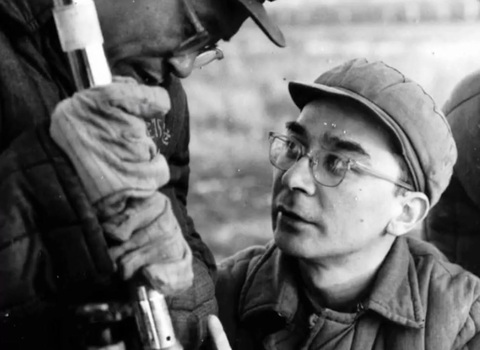'Nhà khoa học đẹp trai nhất Trung Quốc' được khen giống Ngô Ngạn Tổ- Ảnh 2. Thời còn trẻ, ông Vương không ngại khó khi tình nguyện đến nơi làm việc thiếu thốn nhiều điều kiện.