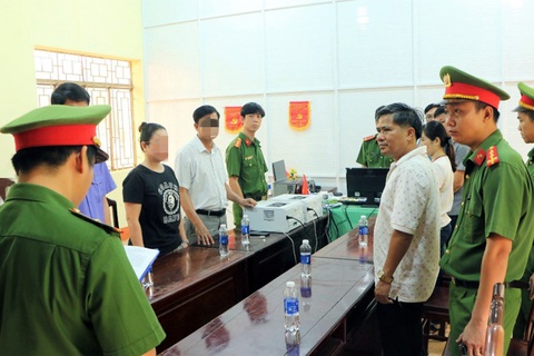 Cựu phó Phòng Tài nguyên và Môi trường 'tác động' để bán gỗ rừng trồng- Ảnh 1. Nguyễn Hữu Hóa (áo trắng bên phải) bị khởi tố, bắt tạm giam vì có