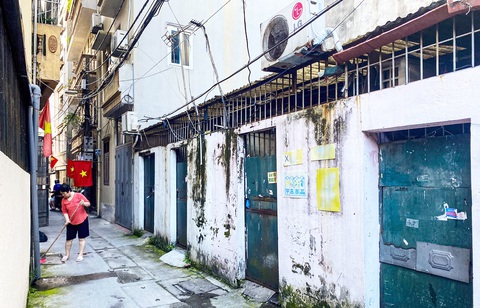Nhà trọ xuống cấp, quây tôn kín, ẩm thấp trên phường Khương Trung, quận Thanh Xuân (Hà Nội) - Ảnh: DANH KHANG Nhà trọ xuống cấp, quây tôn kín, ẩm thấp trên phường Khương Trung, quận Thanh Xuân (Hà Nội) - Ảnh: DANH KHANG