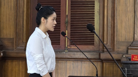 Lừa đảo 1.200 tỉ đồng, nữ 'đại gia' Phùng Thị Nghệ lãnh án tù chung thân- Ảnh 1. Bà Phùng Thị Nghệ tại tòa - Ảnh: ĐAN THUẦN