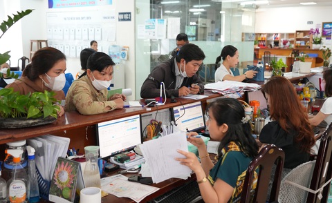 Cán bộ Bảo hiểm xã hội TP.HCM giải quyết thủ tục hành chính cho người dân - Ảnh: HỮU HẠNH Cán bộ Bảo hiểm xã hội TP.HCM giải quyết thủ tục hành chính cho người dân - Ảnh: HỮU HẠNH