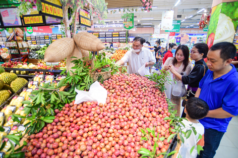 Người dân mua mận hậu Sơn La tại siêu thị Co.opmart Huỳnh Tấn Phát, quận 7, TP.HCM sáng 25-5 - Ảnh: QUANG ĐỊNH Người dân mua mận hậu Sơn La tại siêu thị Co.opmart Huỳnh Tấn Phát, quận 7, TP.HCM sáng 25-5 - Ảnh: QUANG ĐỊNH