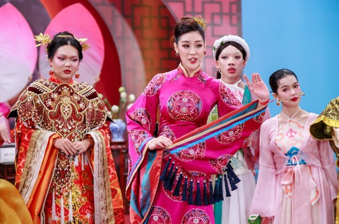 Đội Phạm Thoại bùng nổ ở bán kết 'Ngôi sao chốt đơn'- Ảnh 2. Khánh Vân và Phạm Thoại tung hứng ăn ý, tạo nên tiếng cười vui nhộn cho phần thi livestream liên hoàn.