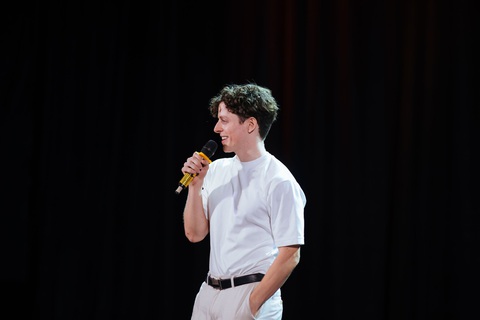 ‘Anh Tây 9X’ debut diễn hài độc thoại bằng tiếng Việt gây sốt- Ảnh 2. Stephen Turban sinh năm 1993, đến từ Mỹ, làm khán giả Việt phấn khích bởi ngoại hình điển trai, chọc cười duyên dáng