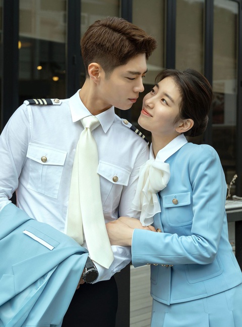 Park Bo Gum xả loạt ảnh 'tình bể bình' với Suzy- Ảnh 5. Trong phim, Suzy và Park Bo Gum vào vai một cặp đôi cùng làm việc tại một công ty hàng không, từng có mối tình ngọt ngào. Tuy nhiên, Tae Joo gặp tai nạn và rơi vào trạng thái hôn mê.