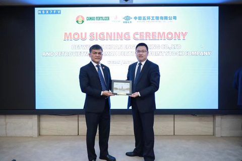PVCFC và WUHUAN hợp tác mở rộng tiềm năng phát triển- Ảnh 2. TGĐ Văn Tiến Thanh đại diện PVCFC trao quà lưu niệm đến đại diện Wuhuan, TGĐ Triệu Đào
