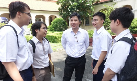 Thầy Đỗ Quốc Anh Triết (giữa) và các học trò tại lễ tổng kết năm học của Trường THPT chuyên Lê Hồng Phong vào hôm 24-5 - Ảnh: NHƯ HÙNG Thầy Đỗ Quốc Anh Triết (giữa) và các học trò tại lễ tổng kết năm học của Trường THPT chuyên Lê Hồng Phong vào hôm 24-5 - Ảnh: NHƯ HÙNG