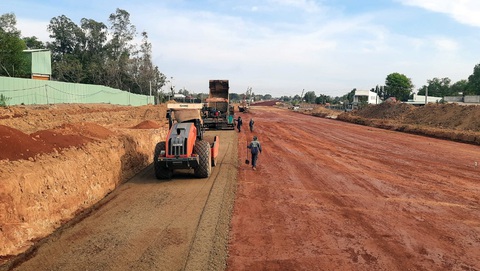 Dự án cao tốc Biên Hòa - Vũng Tàu đang ra sao?- Ảnh 13. Đáng chú ý, tại dự án cao tốc Biên Hòa - Vũng Tàu đoạn qua tỉnh Bà Rịa - Vũng Tàu, Tập đoàn Sơn Hải (công ty đứng đầu trong liên danh, thi công 14,2km đường) cam kết sẽ thông xe kỹ thuật vào ngày 30-4-2025. Nếu cam kết này đúng hẹn thì cao tốc Biên Hòa - Vũng Tàu thành phần 3 về đích trước 5 tháng so với cam kết trong hợp đồng giữa chủ đầu tư và nhà thầu, và trước 8 tháng so với nghị quyết của Chính phủ - Ảnh: Đ.H.