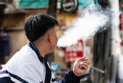 Tin tức sáng 28-5: Sân bay Long Thành sắp cần 14.000 lao động; TP.HCM cứu bệnh nhi cúm nguy kịch- Ảnh 3. Tỉ lệ thanh thiếu niên sử dụng thuốc lá điện tử gia tăng - Ảnh minh họa: NAM TRẦN