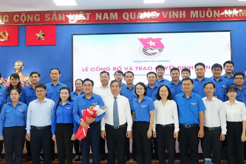 Lan tỏa năng lượng tích cực, cảm hứng phấn đấu cho người trẻ- Ảnh 3. Lãnh đạo Trung ương Đoàn và TP.HCM chúc mừng tân Bí thư Thành Đoàn TP.HCM Ngô Minh Hải - Ảnh: K.ANH