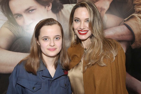 Vivienne và mẹ Angelina Jolie - Ảnh: People Vivienne và mẹ Angelina Jolie - Ảnh: People