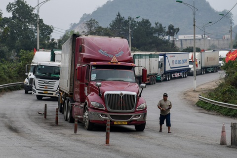 Xe hàng container chờ xuất khẩu sang Trung Quốc tại khu vực cửa khẩu Tân Thanh, tỉnh Lạng Sơn - Ảnh: NAM TRẦN Xe hàng container chờ xuất khẩu sang Trung Quốc tại khu vực cửa khẩu Tân Thanh, tỉnh Lạng Sơn - Ảnh: NAM TRẦN