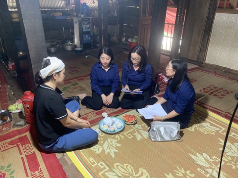 Công ty bảo hiểm giải quyết nhanh cho nạn nhân vụ cháy nhà trọ ở Trung Kính- Ảnh 1. Đại diện công ty bảo hiểm tới thăm hỏi người thân một nạn nhân trong vụ cháy ở đường Trung Kính - Ảnh: PVI