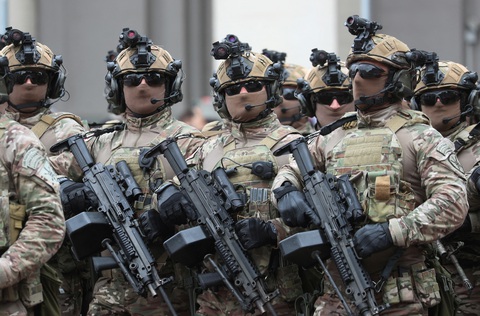 Binh sĩ Georgia tham gia lễ Quốc khánh ở Tbilisi, ngày 26-5 - Ảnh: REUTERS Binh sĩ Georgia tham gia lễ Quốc khánh ở Tbilisi, ngày 26-5 - Ảnh: REUTERS