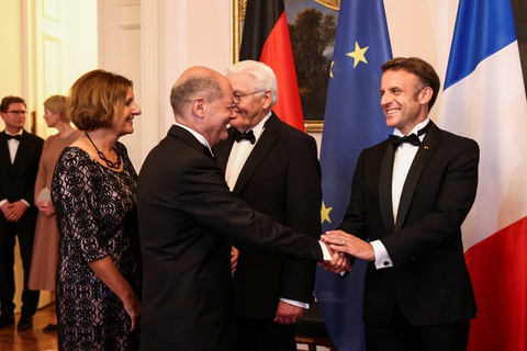 Tổng thống Pháp Emmanuel Macron (phải) bắt tay Thủ tướng Đức Olaf Scholz tại Dinh Tổng thống Đức trong chuyến công du của ông Macron đến Berlin hôm 26-5 - Ảnh: AFP Tổng thống Pháp Emmanuel Macron (phải) bắt tay Thủ tướng Đức Olaf Scholz tại Dinh Tổng thống Đức trong chuyến công du của ông Macron đến Berlin hôm 26-5 - Ảnh: AFP